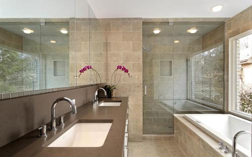 Spacious and Luxurious Bathroom